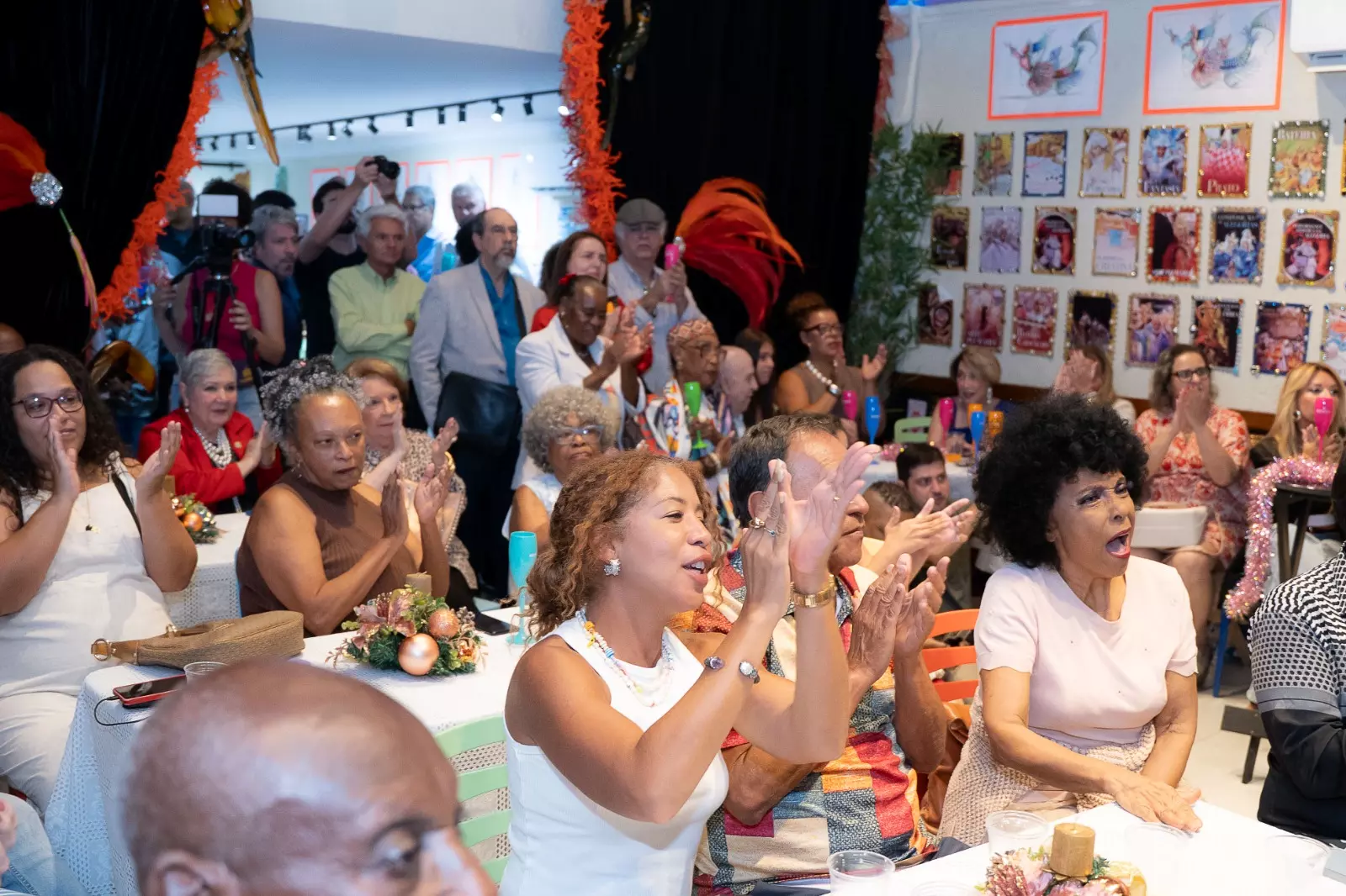 Em noite histórica, Imortais recebem fardões da Academia Brasileira de Artes Carnavalescas
